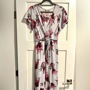 🌺🌸 Beautiful Floral Maxi Dress!